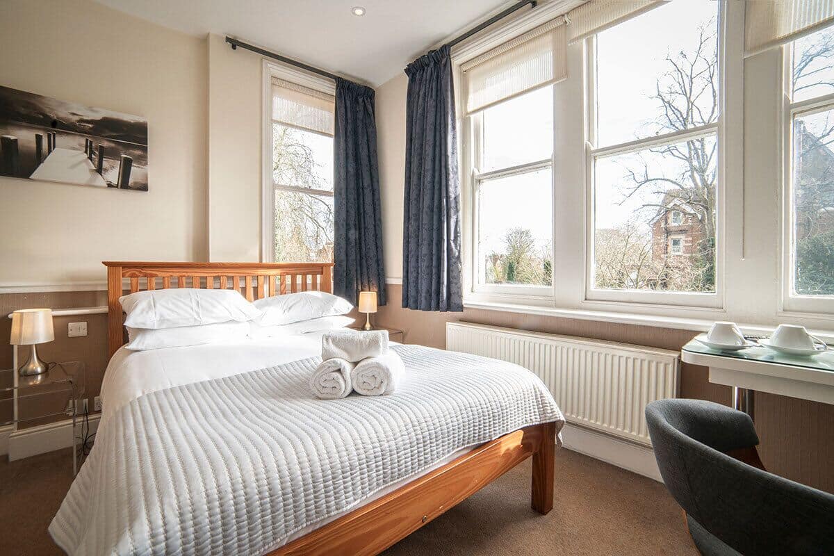Standaard tweepersoonskamer | Een bureau, gratis wifi, beddengoed