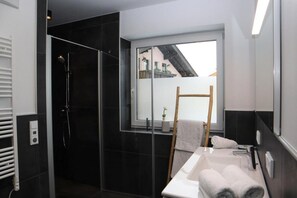 Apartment | Bathroom - Apartment in Bramberg am Wildkogel With Barbecue (Bramberg am Wildkogel)