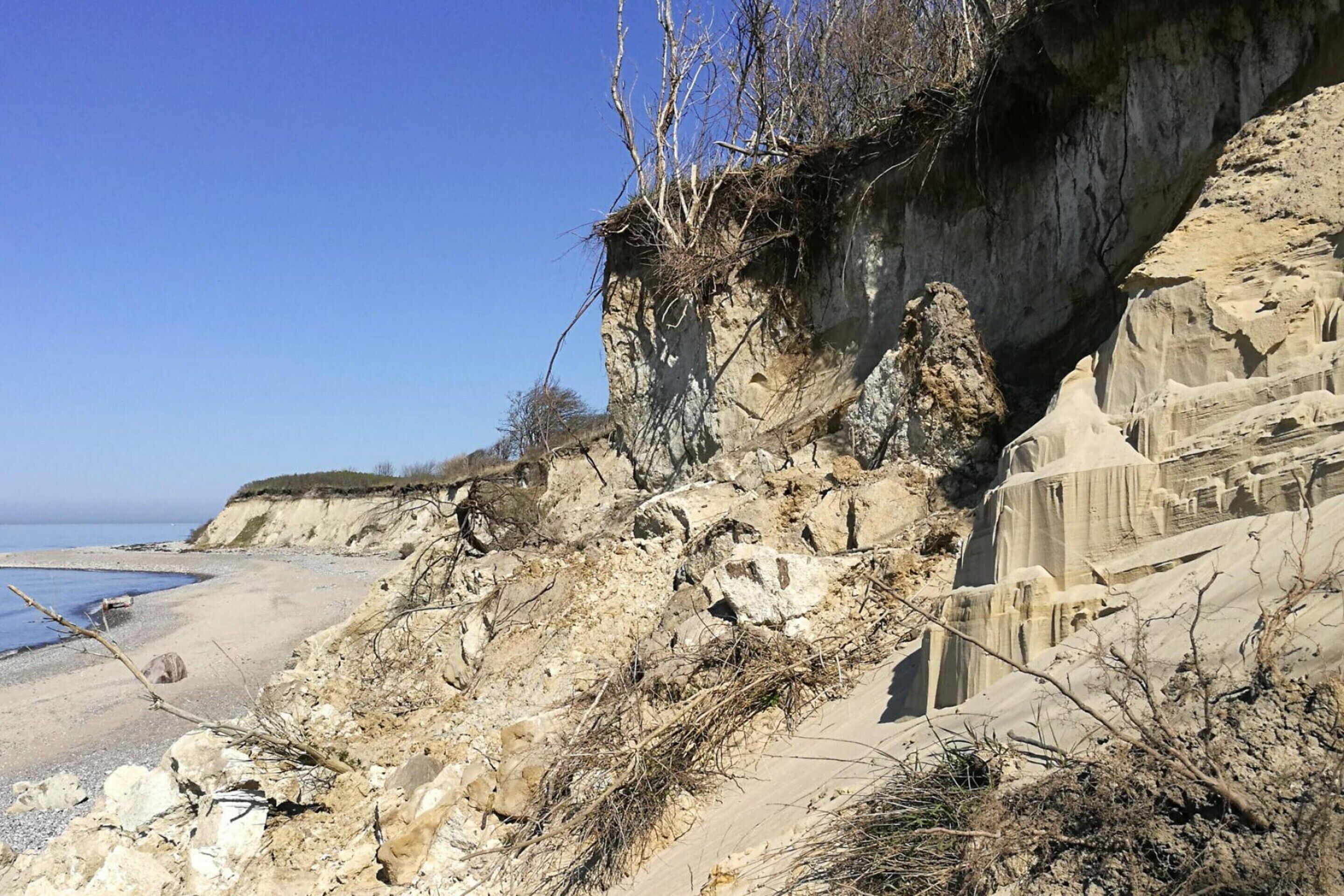 Eine Küstenlandschaft mit Sandstrand und Felsküste.