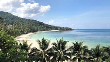 Chaises longues, serviettes de plage