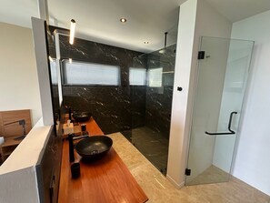 Dusche, Haartrockner, Handtücher, Seife