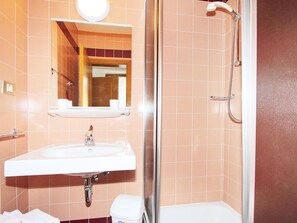Apartment | Bathroom | Towels - Apartment in Latsch With Indoor Pool & Garden (Laces)