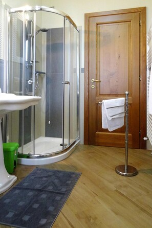 Apartment | Bathroom | Shower