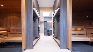 A modern sauna with wooden benches and a central skylight. - Appartements im Maremuritz Yachthafen Resort (Waren (Müritz))