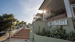 En trappa som leder upp till en byggnad med en skylt där det står ”elbitat homes”.