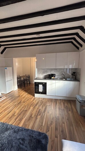 Apartment | Private kitchen | Oven, stovetop, cookware/dishes/utensils - UStay London (London)