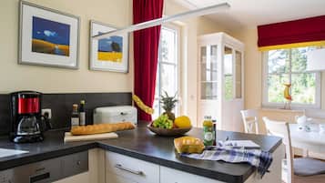 Huis | Privékeuken | Een waterkoker, een broodrooster, een kinderstoel