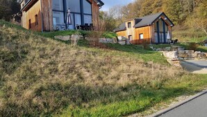 A modern wooden house with large windows and a stone pathway leading to the entrance. - Shared Pool and Sauna, Mistelgau-obernsees (Mistelgau)