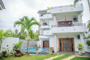 A modern two-story house with a swimming pool, a balcony, and a well-maintained garden. - Hirigala Beach Resort (Ahangama)
