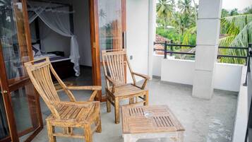 Escritorio y espacio para trabajar con laptop