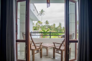 Escritorio y espacio para trabajar con laptop