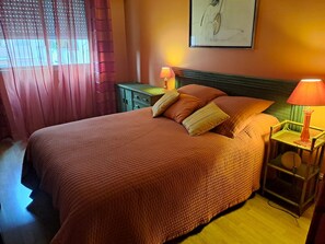 2 bedrooms, iron/ironing board, bed sheets