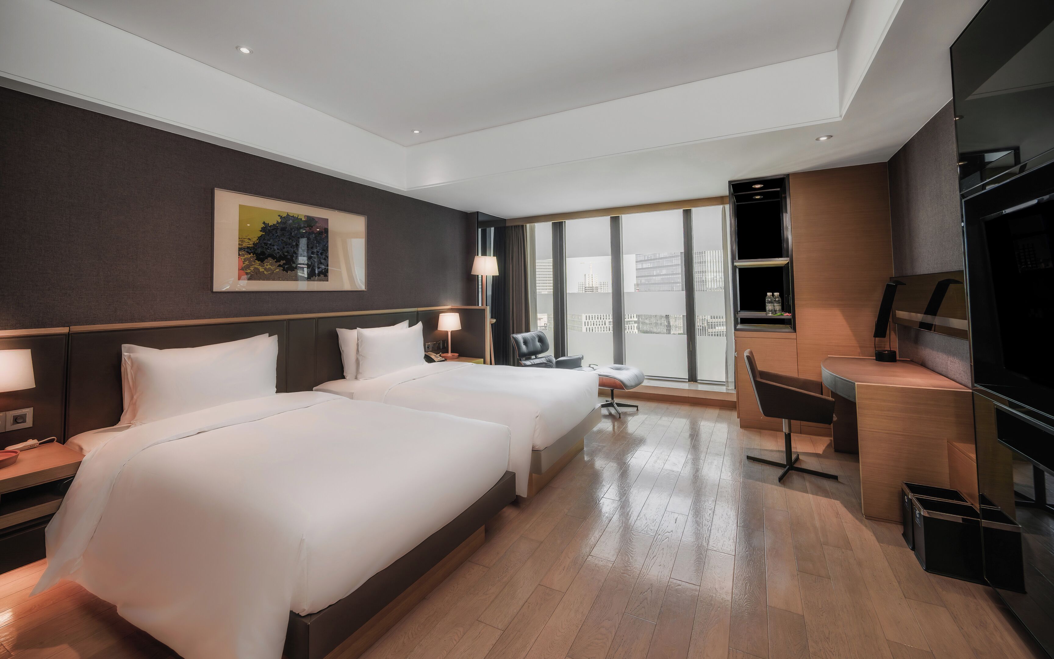 Minibar, escritorio, cortinas blackout y sistema de insonorización 
