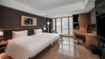 Minibar, escritorio, cortinas blackout y sistema de insonorización