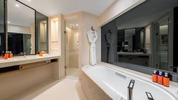 Deluxe Room with Kingsize bed | Minibar, desk, blackout drapes, soundproofing