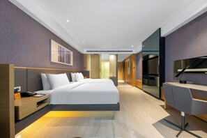 Deluxe Room with Twin bed | Minibar, desk, blackout drapes, soundproofing