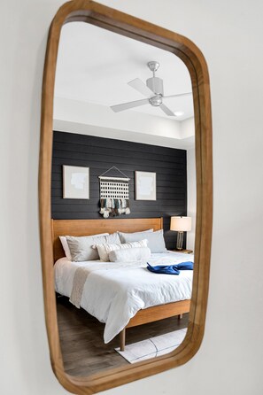 2 bedrooms, iron/ironing board, travel cot, free WiFi - Modern 2BR Bywater condo with 2 king beds, pool & gym. Balcony, parking, near French Quarter. (New Orleans)