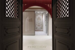 A hallway with a red archway leading to a room labeled "Casa Foscolo 1890". - Casa Foscolo Hotel, Istanbul, a Member of Design Hotels (Istanbul)