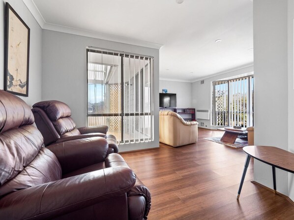 TV, fireplace - Leeuwin Cottage - Leeuwin Cottage - Fit for a Family (Augusta)