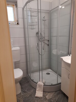 Een douche, een haardroger, handdoeken, zeep