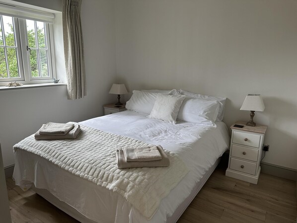 Cabin | 1 bedroom, iron/ironing board, free WiFi, bed sheets - Lodge/ Kingbed/ Privg/ Petsok/ Freep/ Wifi (Dorchester)