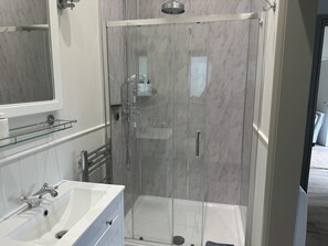 Cabin | Bilik Mandi | Pancuran mandi, pengering rambut, tuala disediakan 