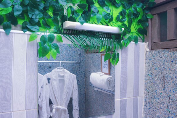 Escritorio y espacio para trabajar con un portátil