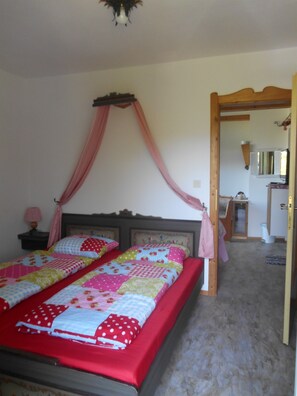 2 slaapkamers, een bureau, een strijkplank/strijkijzer, gratis wifi