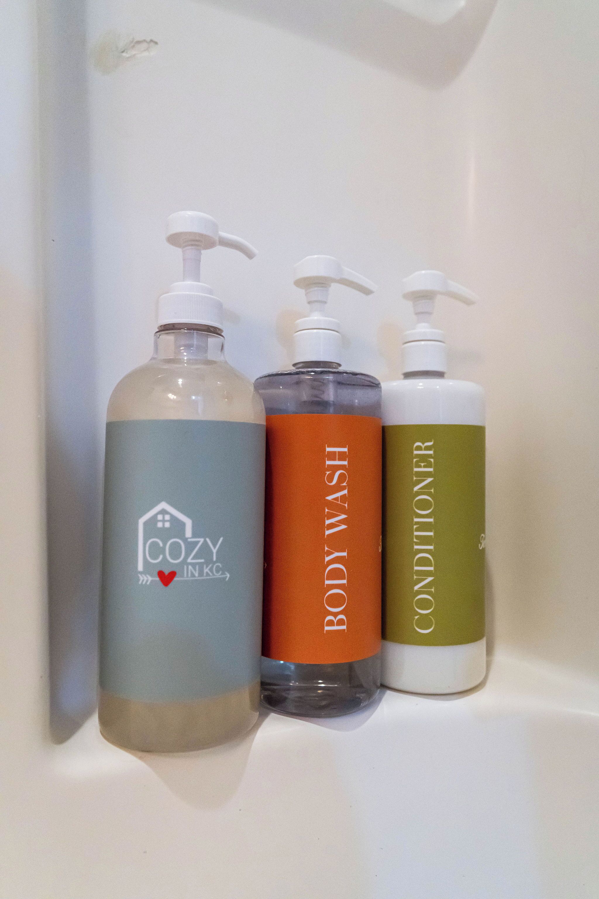 Secadora de cabello, toallas, jabón, shampoo 