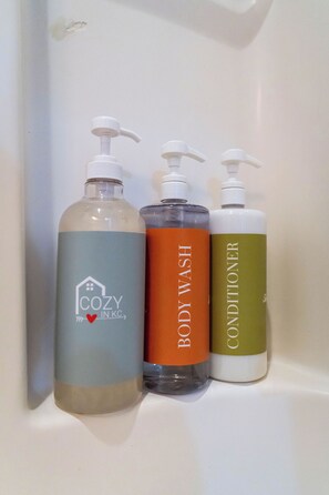 Sèche-cheveux, serviettes fournies, savon, shampoing