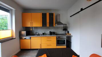 Frigorifero, microonde, forno, piano cottura