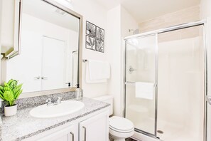 Regadera, secadora de cabello, toallas 