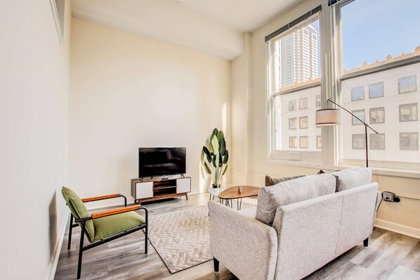 Televisión y oficina 