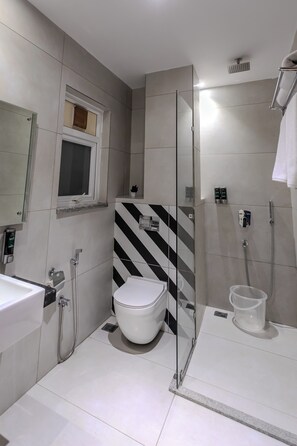Shower, hair dryer, towels, toilet paper - World Inn (Visakhapatnam)