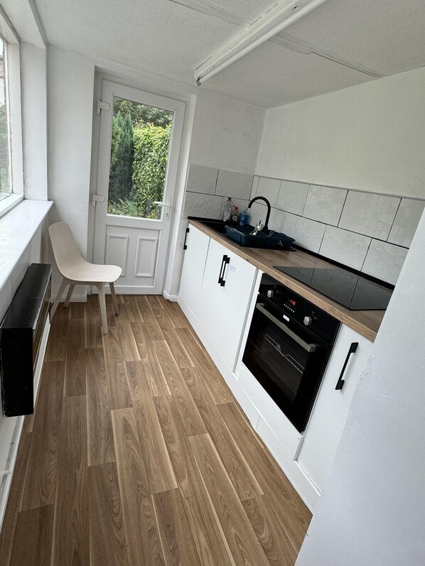 House | Private kitchen | Fridge, microwave, oven, stovetop - Birmingham Blissful Retreat - 3 Bedrooms (Birmingham)