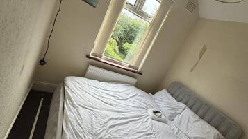 House | 3 bedrooms, WiFi (free), bed sheets