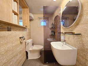 Dusche, Haartrockner, Handtücher, Seife