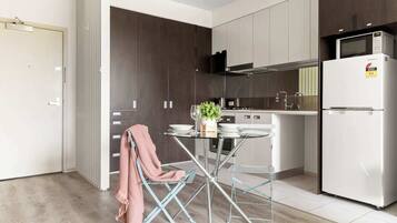Fridge, microwave, oven, stovetop