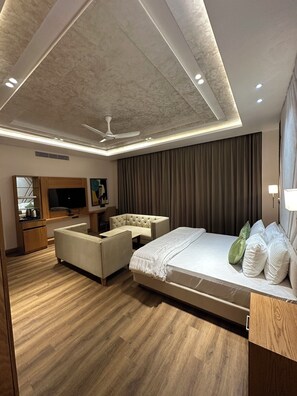 Desk, laptop workspace, iron/ironing board, free WiFi - Mayur Simran  (Rajpura)