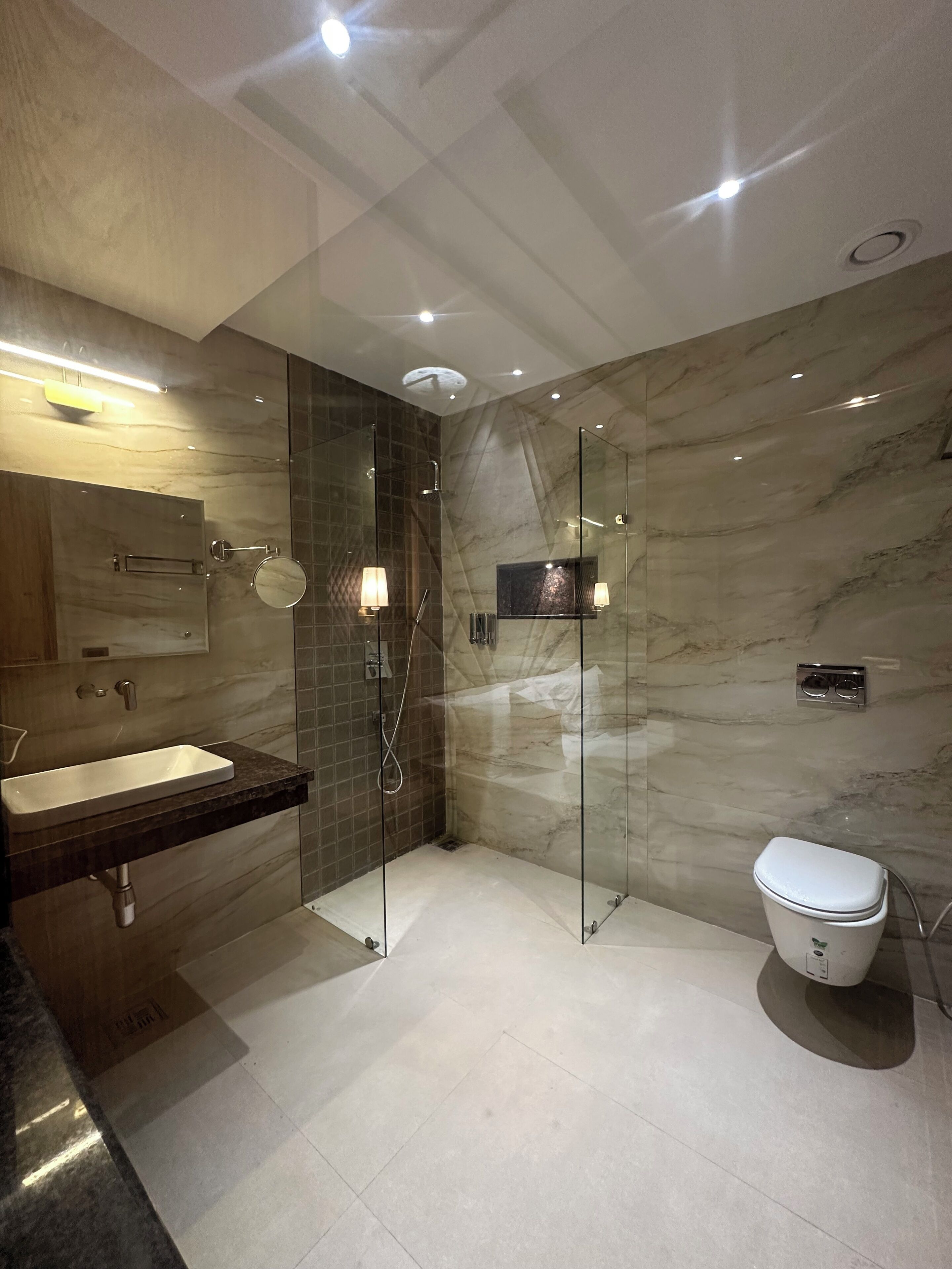 Habitación Confort doble | Baño | Toallas, jabón, champú y papel higiénico