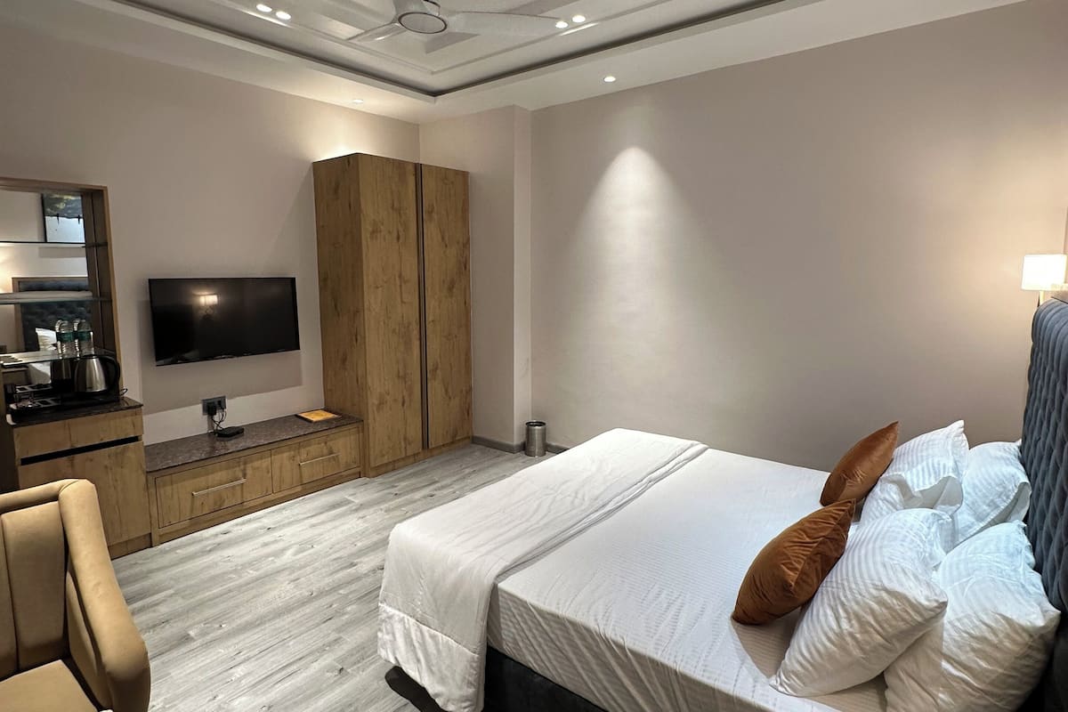 Superior Room | Desk, laptop workspace, iron/ironing board, free WiFi