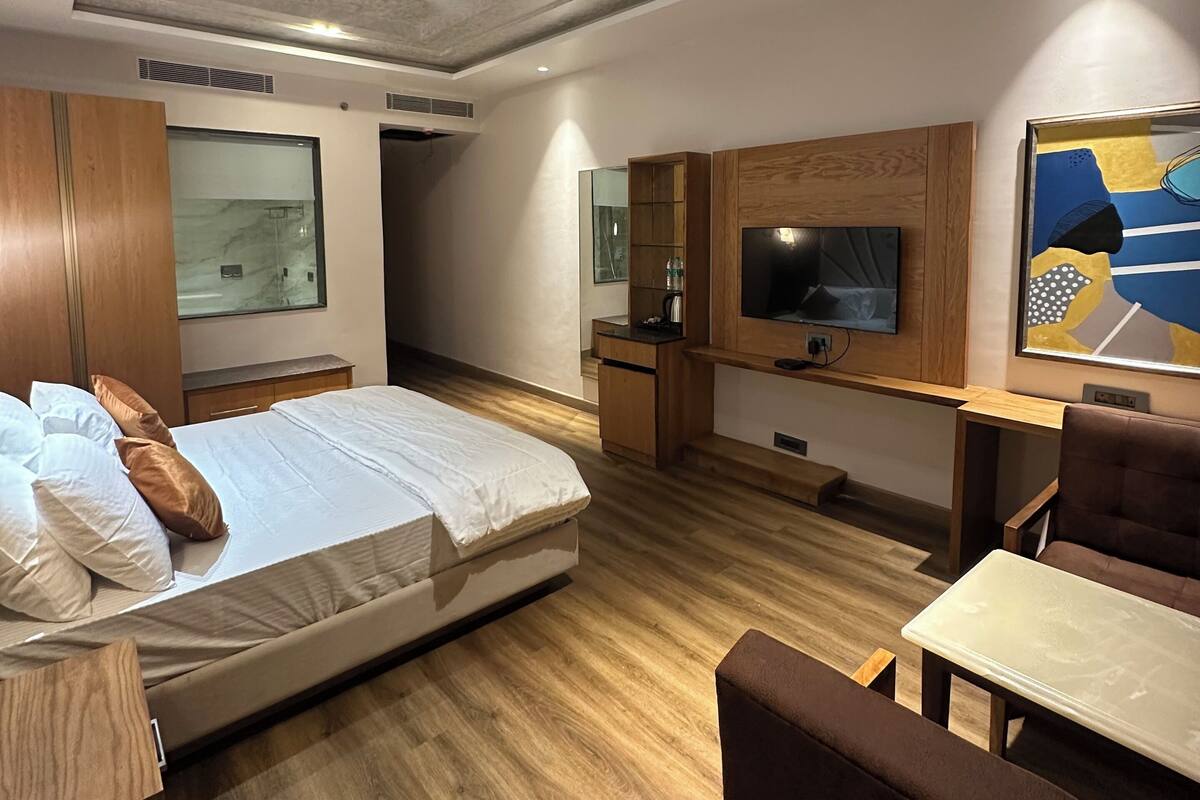 Kamar Double Deluks | Meja kerja, ruang kerja ramah laptop, dan setrika/meja setrika
