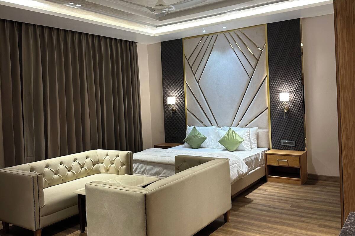 Kamar Double Comfort | Meja kerja, ruang kerja ramah laptop, dan setrika/meja setrika