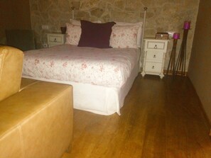 4 chambres, fer et planche à repasser, Wi-Fi, draps fournis