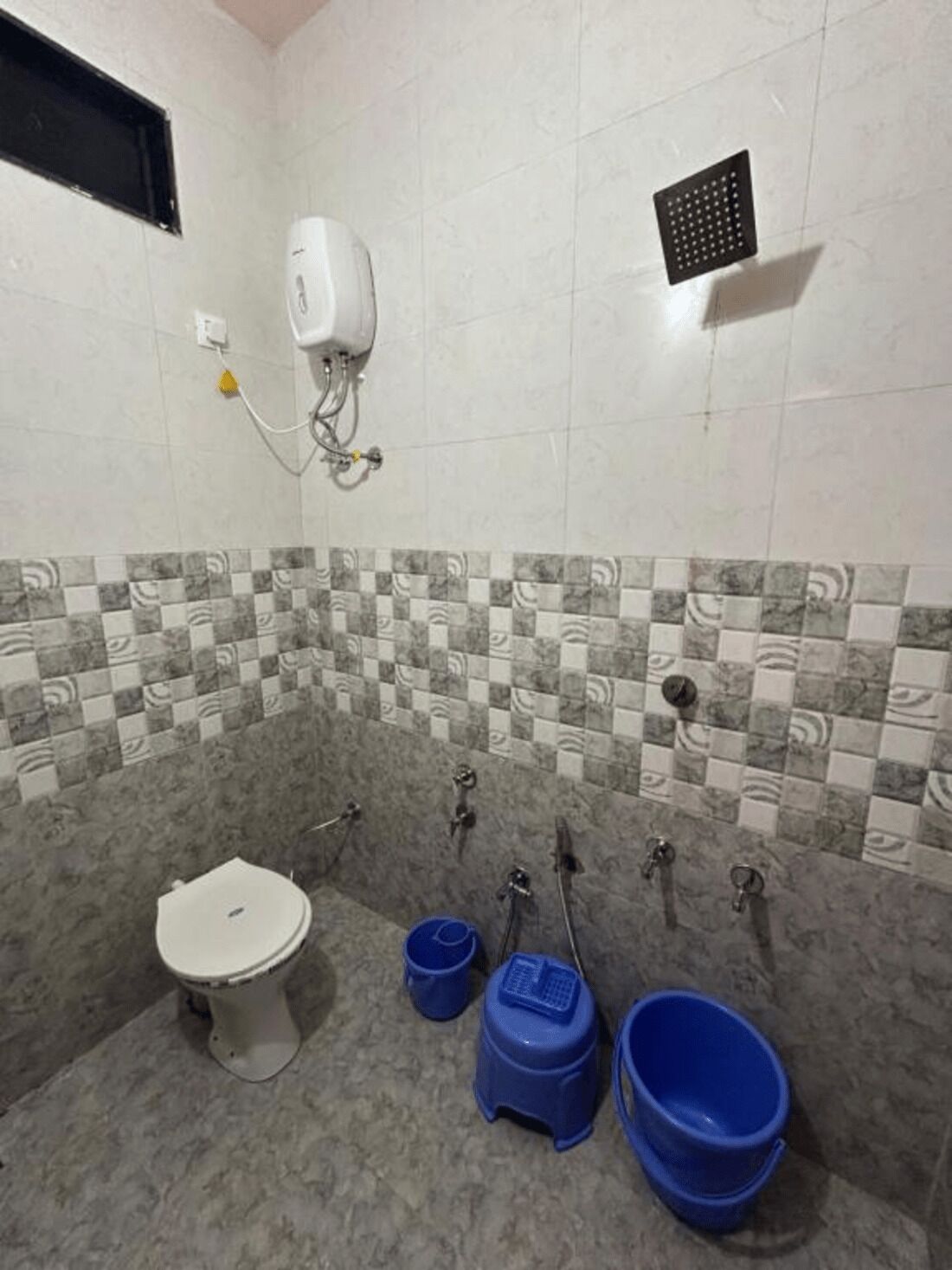Shower, rainfall showerhead, free toiletries, towels