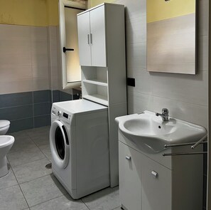 Ducha, secador de pelo, bidet, toallas