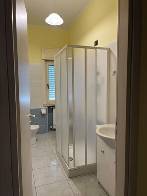 Ducha, secador de pelo, bidet, toallas