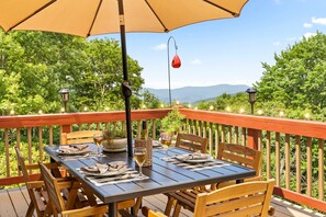 Outdoor dining - Mountain Home Next to Ski Slopes (Beech Mountain)