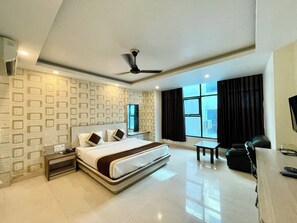 Desk, laptop workspace, soundproofing, free WiFi - A One Palace - Puri (Brahmagiri)