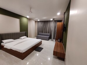 Premium Double Room | Bed sheets - hotel utkarsh (Pipariya)